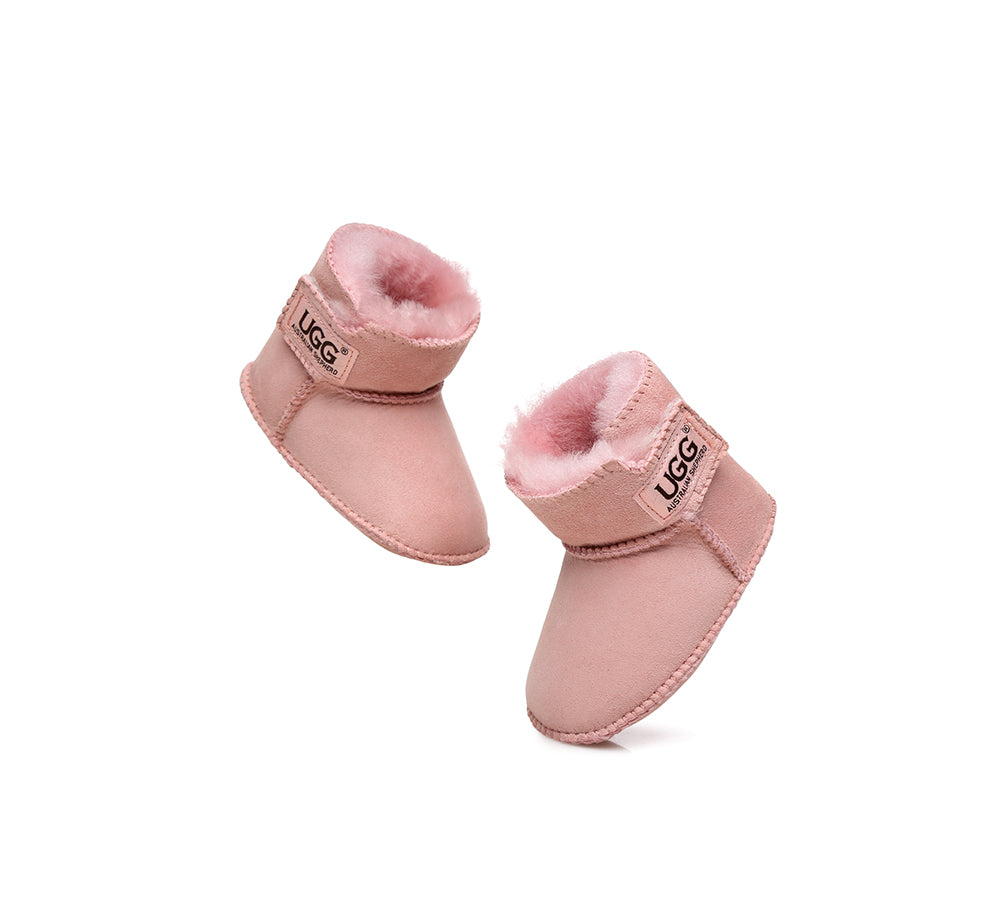 AUSTRALIAN SHEPHERD® UGG Boots Baby Bootie Pom Pom Beanie Gift Set